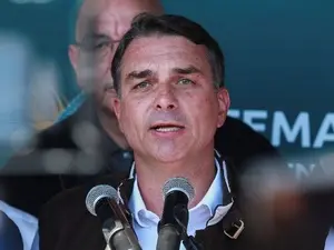 Flávio opta pelo silêncio enquanto Daniela Lima aponta o enterro de mensagens. A decisão dele de não se manifestar deix…