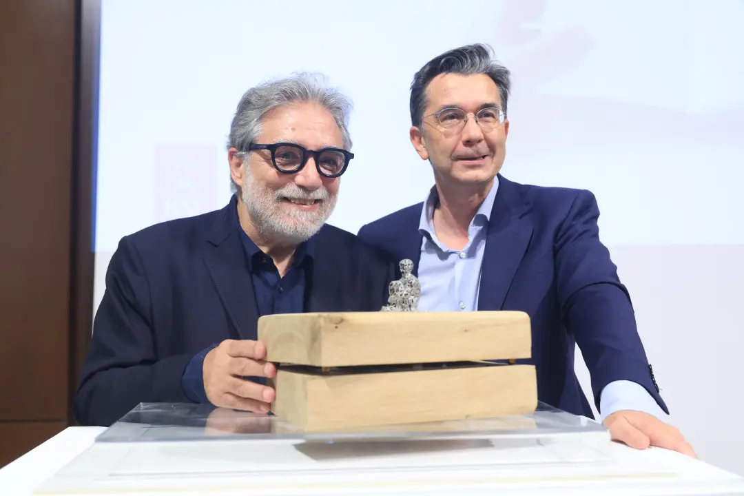 Jaume Plensa fez um homenagem a Joan Margarit com uma escultura-livro Utopía? na Biblioteca Nacional de Espanha. A obra…
