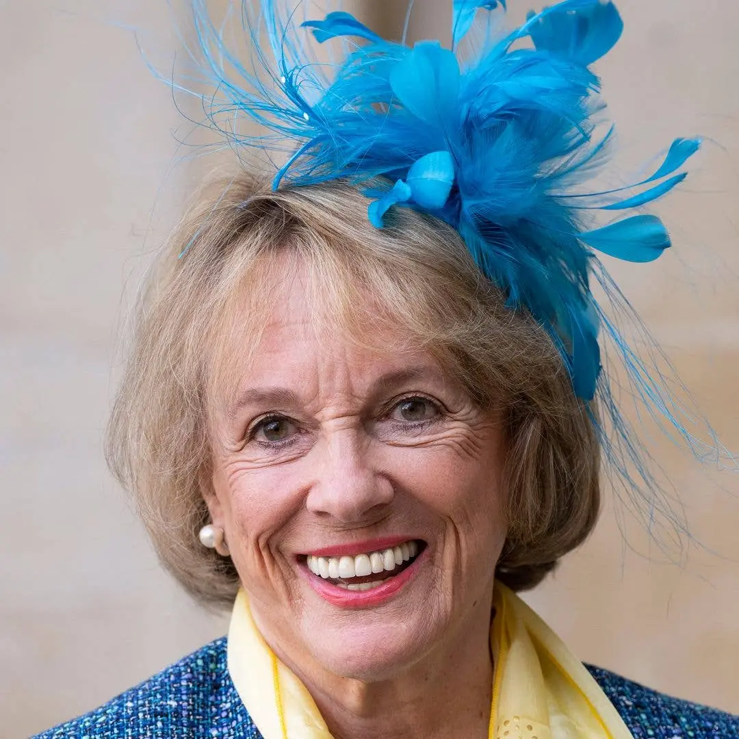 Dame Esther Rantzen, comunicadora veterana, faleceu aos 86 anos após diagnóstico de câncer de pulmão. É uma perda de qu…