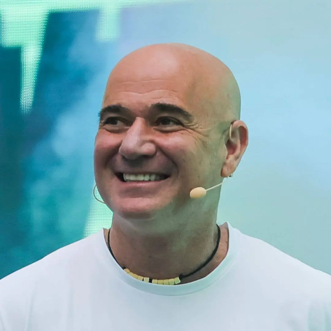 Andre Agassi retornou à quadra em setembro de 2026 para capitanear o Time World na Laver Cup, e seus dois filhos estive…