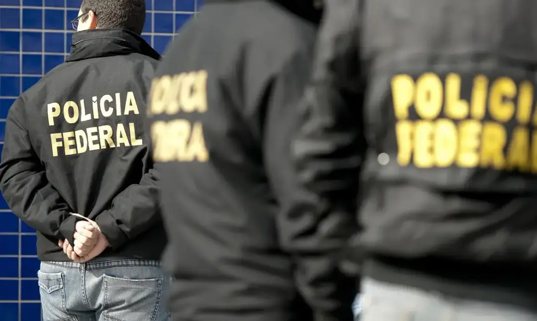 PF indiciou 13 executivos de fundos e corretoras na operação Quasar. A investigação aponta infiltração do PCC no sistem…
