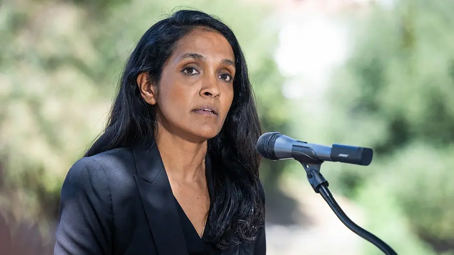 Nithya Raman criticou proposta federal que exigiria aulas em ingles no Head Start em Los Angeles. Essa mudança afastari…