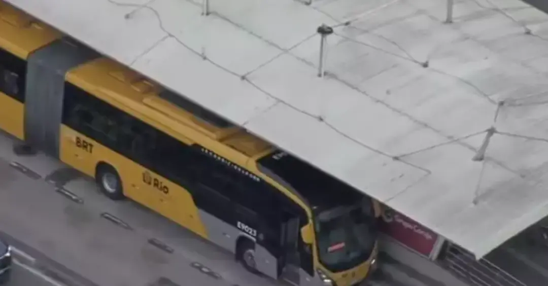 Quarta-feira, um passageiro morreu baleado dentro de um ônibus BRT em Jacarepaguá. O fato aconteceu durante uma operaçã…