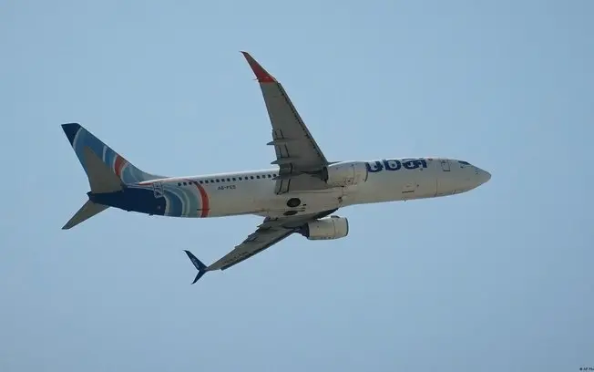 Voo da Flydubai com cerca de 174 passageiros fez pouso de emergência na Arábia Saudita depois que o copiloto esfaqueou …