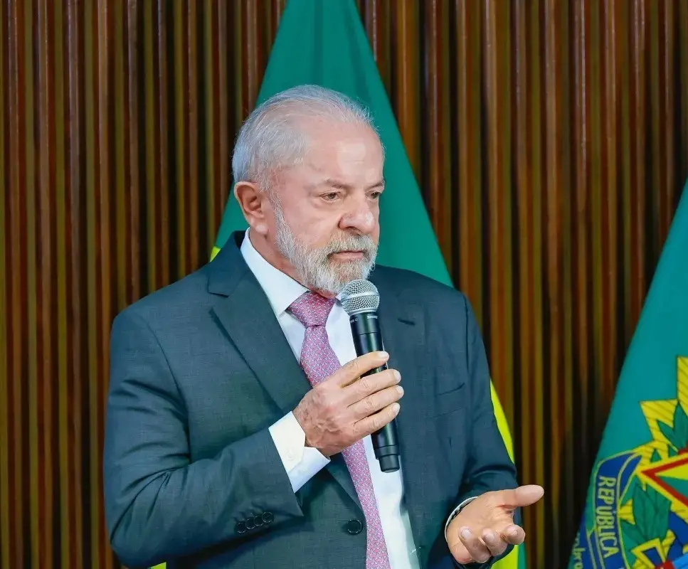 Lula disse na entrevista que não quer um Brasil onde as pessoas dependam do Bolsa Família. A ideia é um país com bom em…