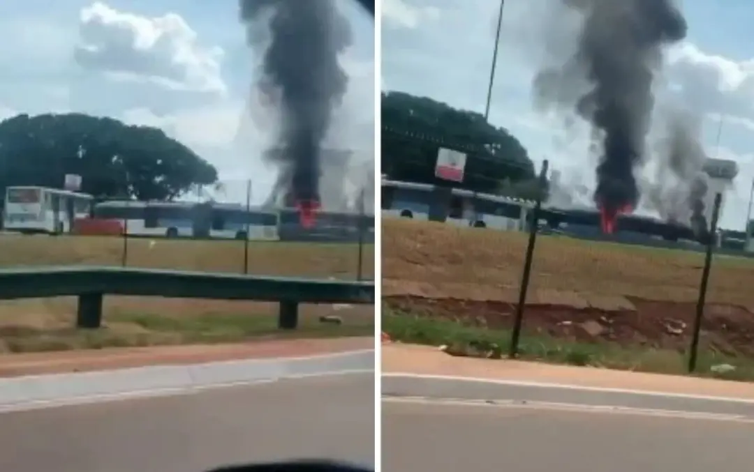 Ônibus pegou fogo em Goiânia, gerando fumaça escura, mas não houve feridos e as chamas não atingiram o terminal Padre P…