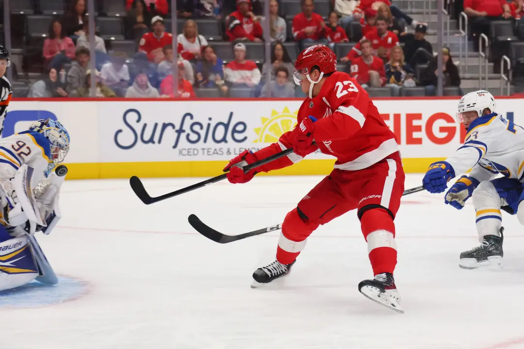 Detroit Red Wings levou Lucas Raymond para paintball e o técnico disse que é bom o garoto estar atirando muito. É um si…
