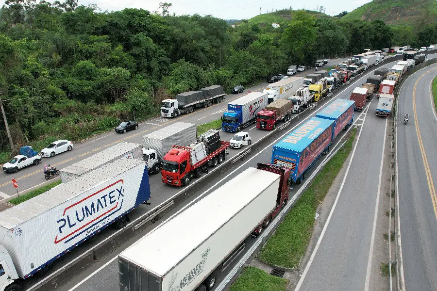 Eletromidia, Motiva e EcoRodovias criaram uma empresa para colocar painéis digitais e estáticos em 12 rodovias que liga…