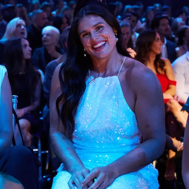 Ilona Maher, jogadora de rugby, viralizou no Dancing With the Stars por um gesto acidental considerado impróprio. Achei…