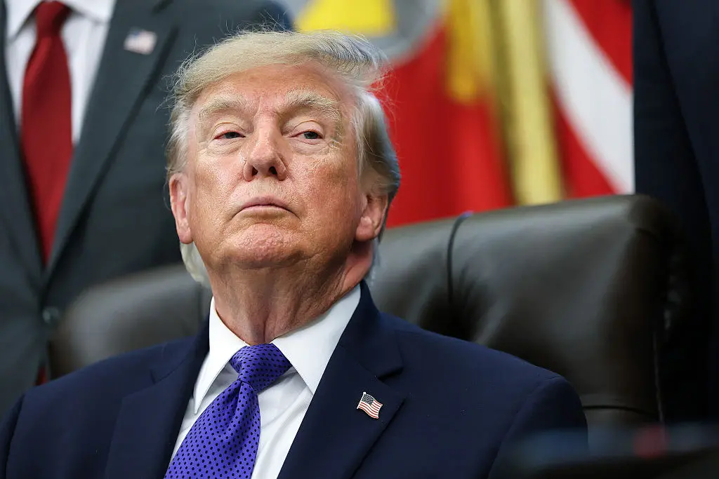 Anúncio de Trump rescinde regulamentos de proteção a estudantes LGBTQ+, mas isso não muda a Lei Title IX de 1972. A ten…