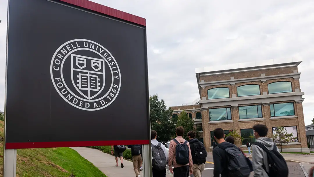 Gillio Lopes, irmão de fraternidade da Universidade Cornell, negou as acusações de agressão. A defesa dele afirma que n…