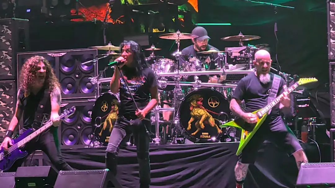 Mike Heller, ex Fear Factory e atual Raven, recebeu um chamado de última hora para tocar bateria com Anthrax em um show…