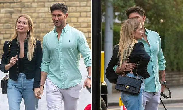 Chelsea, último sexta, Millie sorriu ao lado de um companheiro fitness durante um passeio com cachorro. A gente vê que …