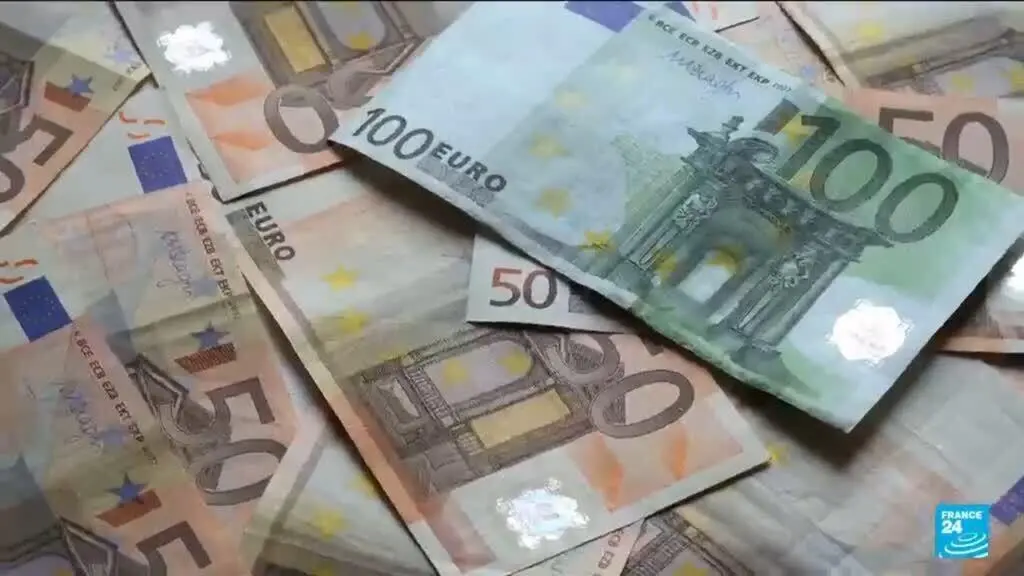 Quase 3,6 trilhões de euros a dívida pública francesa, e subiu mais 60 bilhões só nos últimos três meses. A cada dia es…