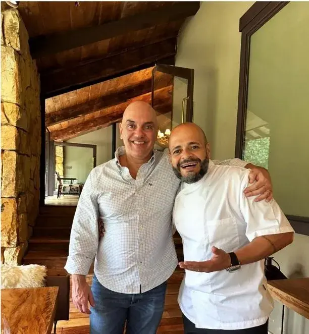 Almoço VIP com vinhos caros e caviar para ministro Alexandre de Moraes em Campos do Jordão, em 30 de dezembro de 2023. …