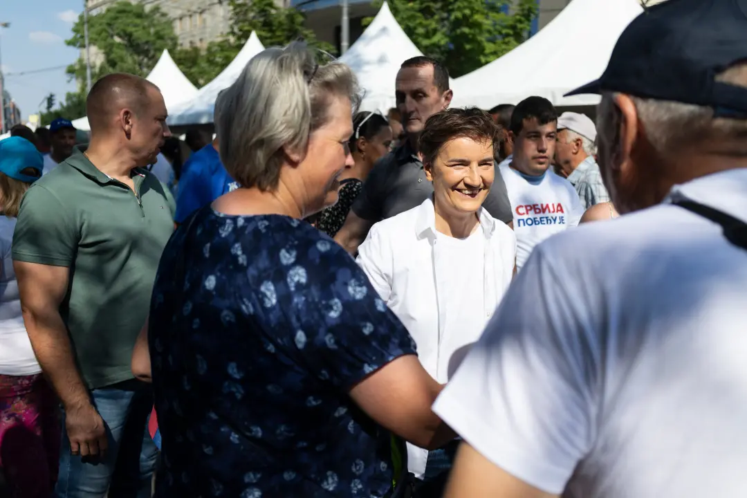 Ana Brnabic assumiu a presidência interina da Sérvia, sendo a primeira pessoa abertamente homossexual a ocupar esse car…