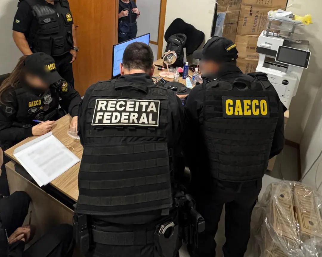 Dezesseis pessoas foram indicadas pela Polícia Federal em São Paulo e Rio de Janeiro por suposta infiltração do PCC no …