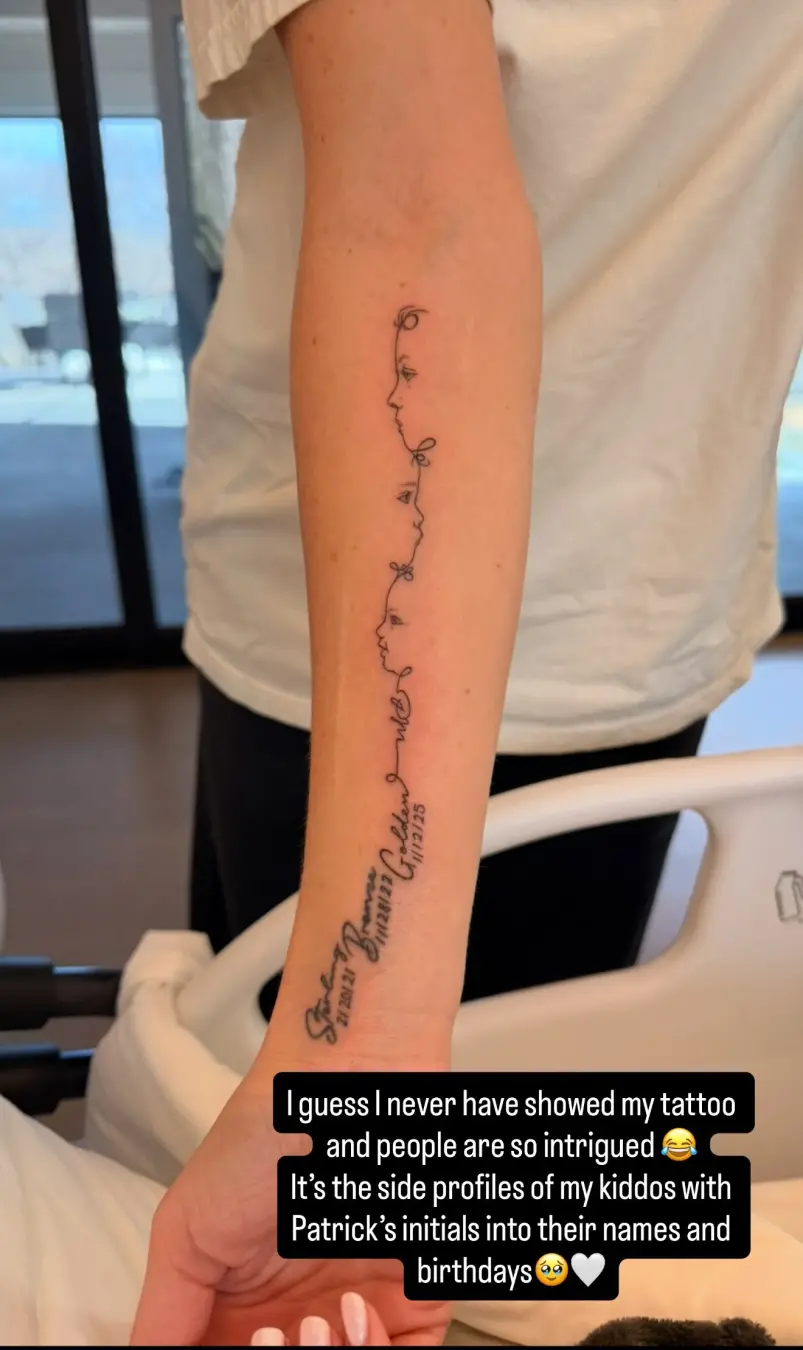 Brittany Mahomes tem tatuagem fina mostrando iniciais do Patrick e os nomes dos três filhos. Esse detalhe fala de um am…
