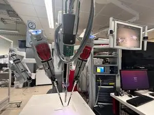 Robô cirurgião faz suturas milimétricas e consegue prevenir tremores no paciente. Isso mostra um avanço que pode reduzi…