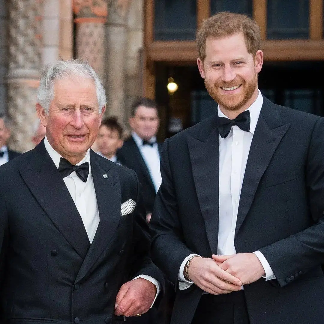 Harry e Charles só falam por telefone desde que voltaram para o Reino Unido em agosto. A distância física, mesmo com co…