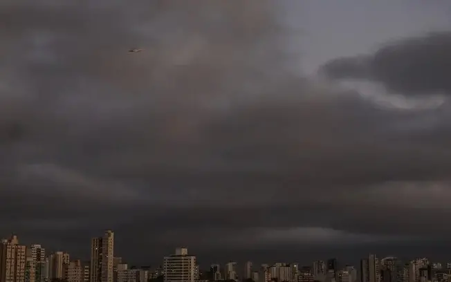 Centro-Oeste e Sudeste pegando chuva com rajadas de vento por conta de frente fria avançando. A indicação laranja de pe…