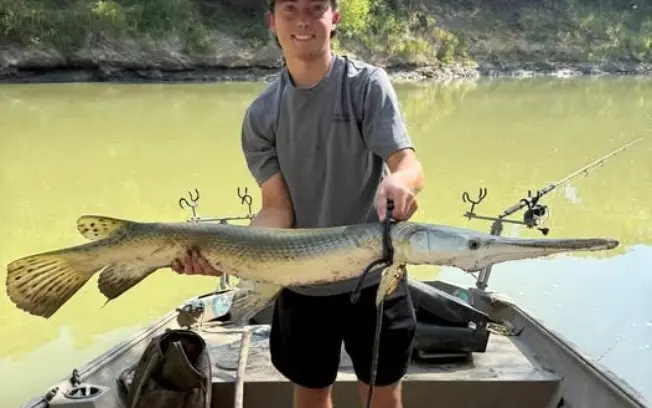 Rio Trinity, Texas, EUA. Um pescador de 19 anos, Sebastian Benitez, capturou um híbrido raro de peixe com mais de 200 m…