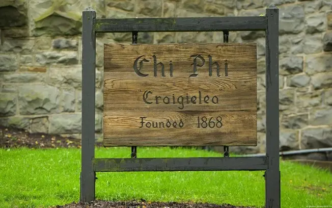 Cornell, em Nova York, teve um caso de suposto estupro coletivo em 2024 onde sete membros de uma fraternidade estariam …