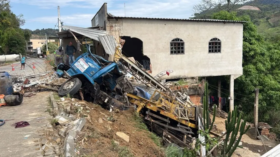 Caminhão desgovernado bate em postes e muro de igreja em Vargem Alta, ES. O motorista foi arremessado durante o impacto…