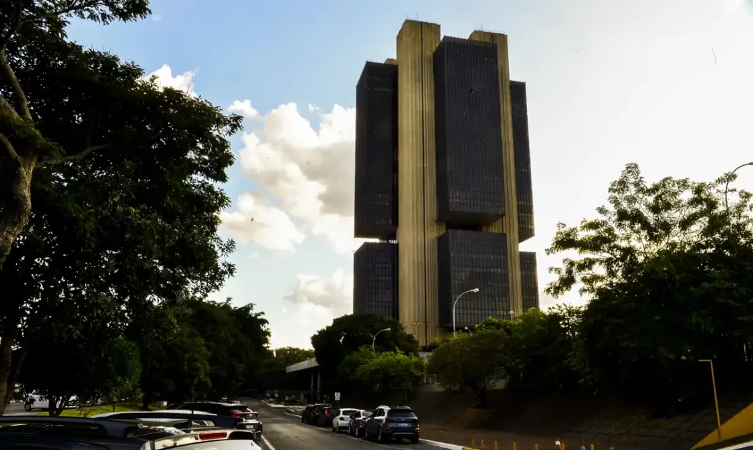 82,9% do PIB a dívida bruta do Brasil em agosto, o maior patamar em cinco anos, mostra o Banco Central. O aumento, impu…