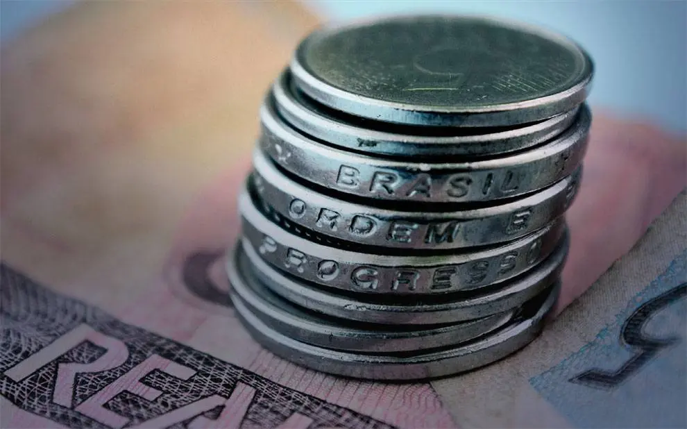 A Dívida Bruta do Governo Geral subiu para 82,9% do PIB em agosto. Esse aumento, mesmo pequeno, mostra a pressão consta…