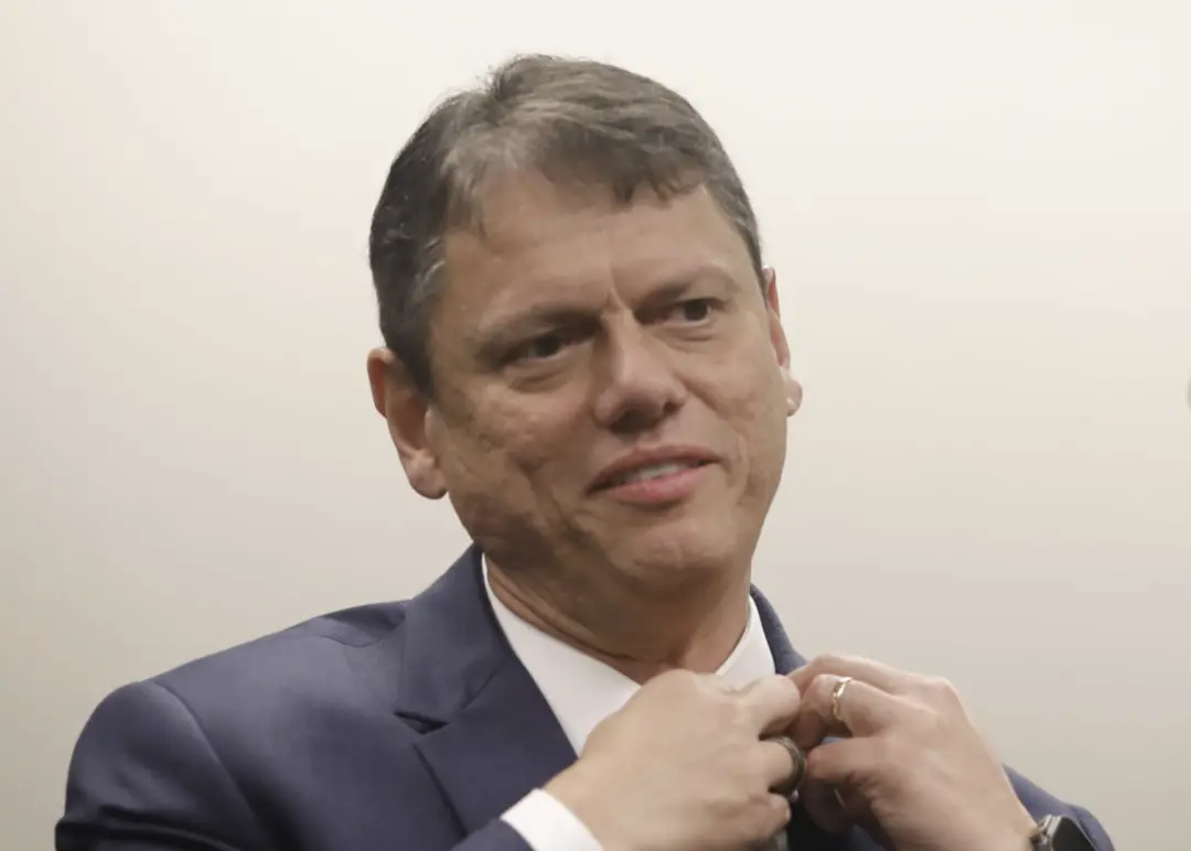 Tarcísio citou Flávio Bolsonaro na fala de encerramento do debate da Globo, dizendo que o alinhamento paulista e federa…