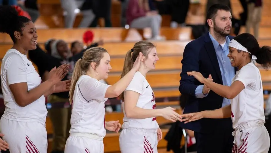 Treinamento de basquete feminino em Potsdam, NY, com taxa de 99 reais, vai ocorrer em 4 de outubro. O foco é desenvolvi…