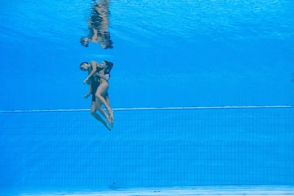 Anita Alvarez ganhou uma medalha de prata em Paris 2024, depois de passar por um incidente assustador na piscina. É mui…