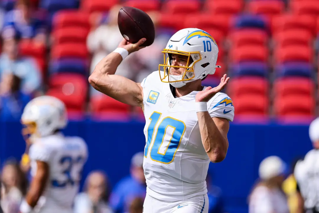 Justin Herbert tem mais passes sem touchdown em três jogos, o que levanta preocupação sobre a ofensiva dos Chargers. A …