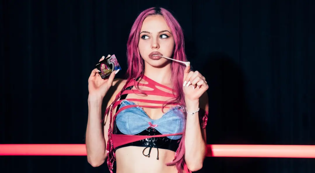 ADÉLA transformou chiclete mastigado em peças de moda usáveis em uma colaboração com 5 gum para a Red Bottoms Tour. A i…