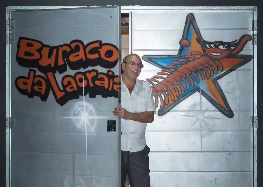 Adão Arezo, criador do Buraco da Lacraia, faleceu aos 80 anos. O espaço na Lapa era um ponto de encontro de arte e visi…