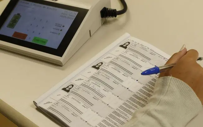TRE-DF e TSE ajustam regras por avanços tecnológicos. Equipamentos como relógios e óculos inteligentes agora precisam s…