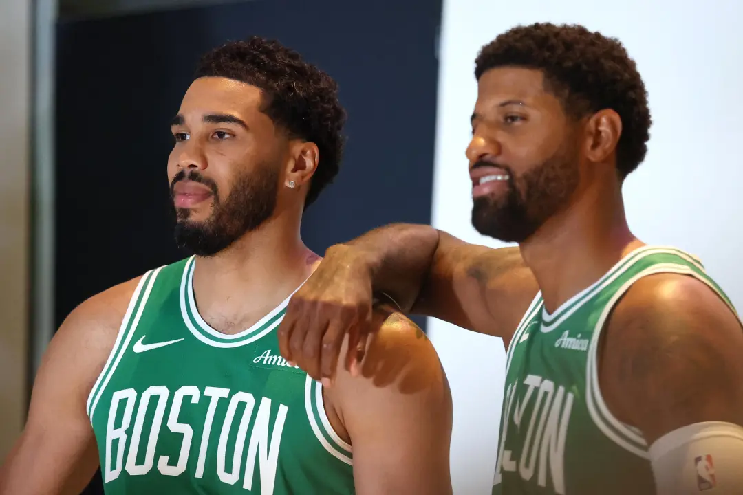 Jayson Tatum comentou que Paul George influenciou sua trajetória no basquete, em um Media Day, usando o estilo do veter…