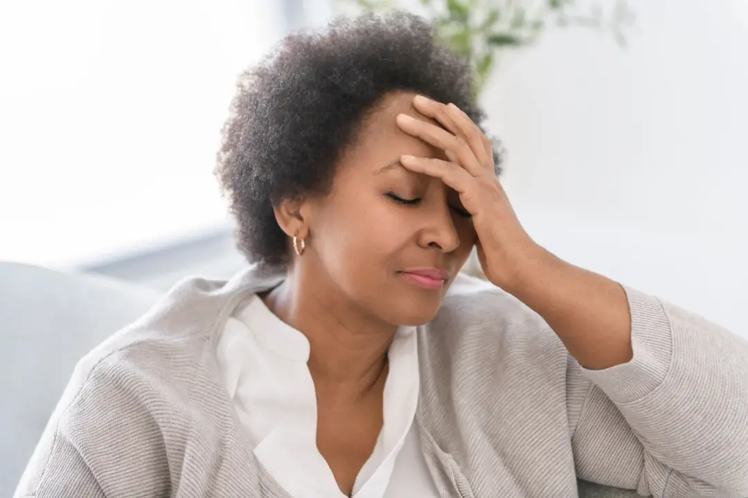 16 proteínas alteradas no sangue de mulheres na transição menopausa ligadas ao envelhecimento cerebral. As mudanças hor…