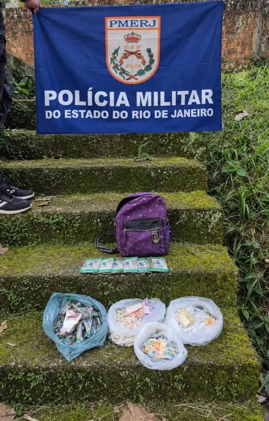 Angra dos Reis, no Sapinhatuba 2, foi onde a PM prendeu um jovem com drogas, encontrando seis maconha, vinte crack e ou…
