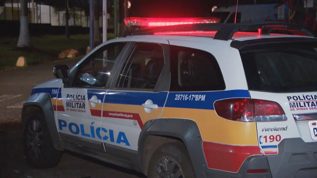Uberlândia, no bairro Brasil, um homem de 33 anos foi morto a facadas ao tentar intervir em uma briga de ciúmes. Essa v…