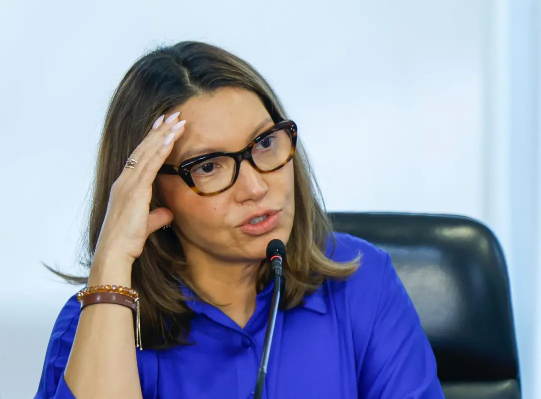 Ministro do TSE mandou apagar 4 publicações no X que simulavam capa da Veja com foto da Janja. A montagem tentava parec…