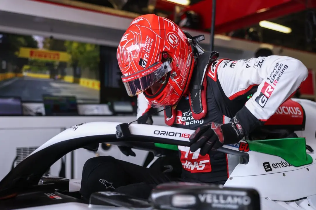 Esteban Ocon deixará a Haas após a campanha de 2026. O piloto francês, que rendeu uma vitória e quatro pódios, sairá da…