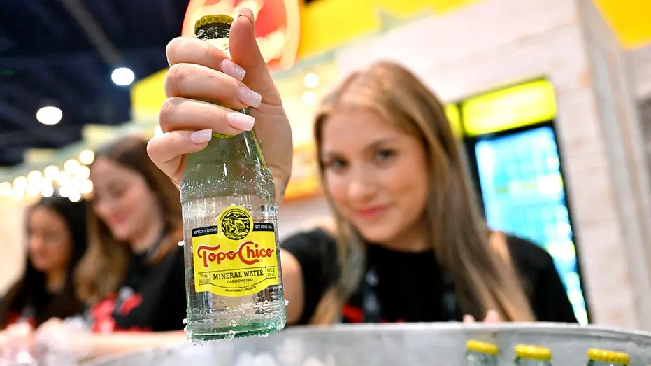 Topo Chico voltando às prateleiras de lojas como H-E-B e Sam's Club. Depois de meses sumido, o refrigerante começou a v…