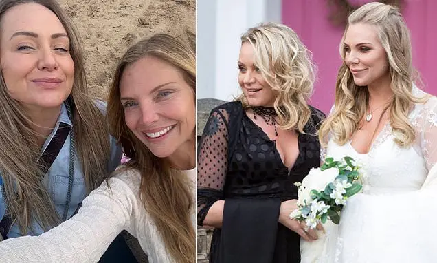 Samantha Womack e Rita Simons se reencontraram na praia nove anos após a morte dos personagens Ronnie e Roxy Mitchell. …