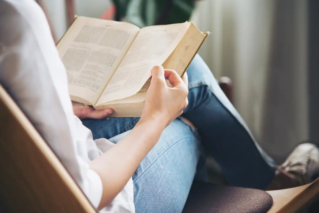 A gente chega no fim da página sem lembrar de nada e culpa a memória. A ciência mostra que muitas vezes a mente tá diva…