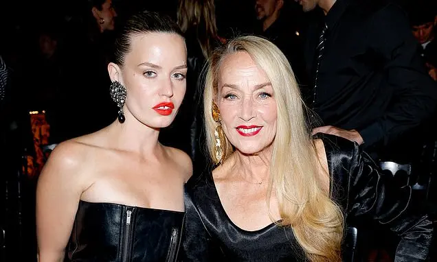 Jerry Hall e Georgia May Jagger estiveram na primeira fila do desfile Saint Laurent na Paris Fashion Week. Ver essa din…