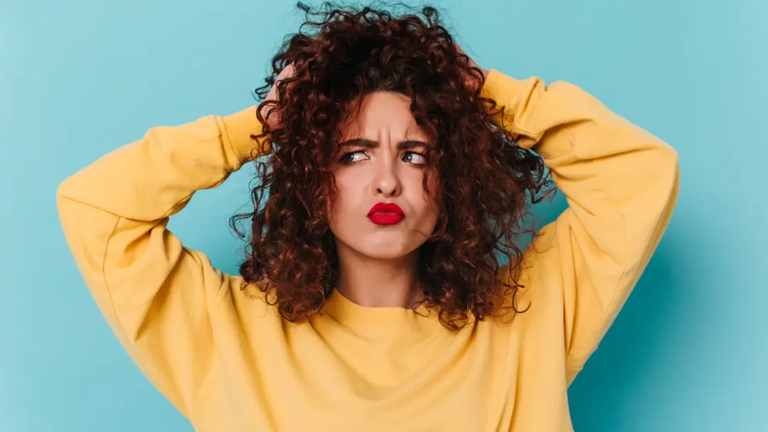 Milão apresentou a tendência do cabelo vivido nos desfiles da Prada e Marni, onde fios desalinhados e textura natural g…