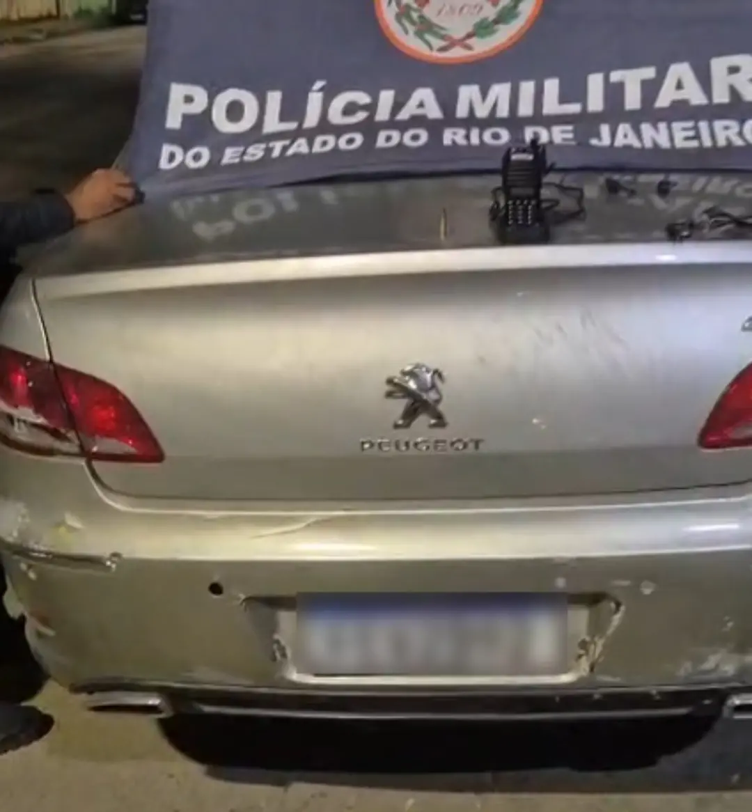Paracambi, RJ: PM apreendeu carro clonado com motor roubado e munição de fuzil. Inconsistências nos documentos e o moto…