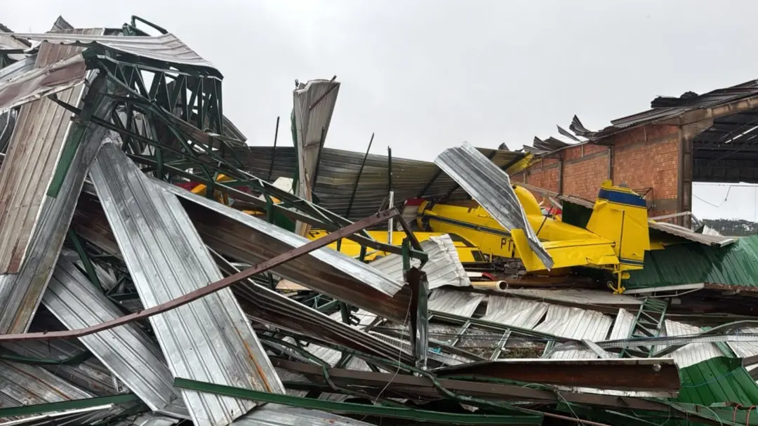 Temporal no Paraná deixa um morto e estragos, com ventos acima de 100 km/h em Umuarama. Estruturas de aeroclube em Tole…